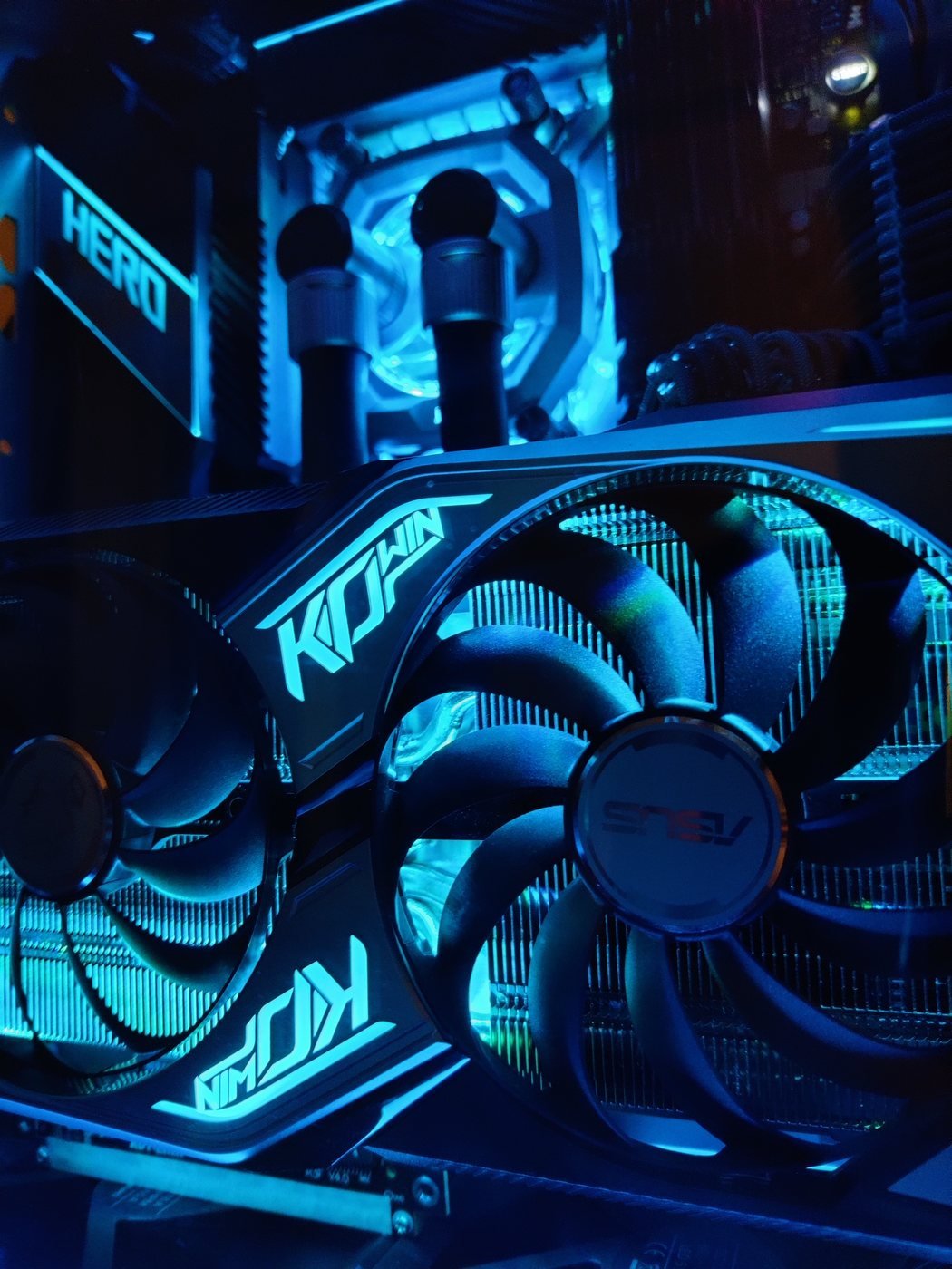 Nahaufnahme einer Grafikkarte und Wasserkühlung im PC
